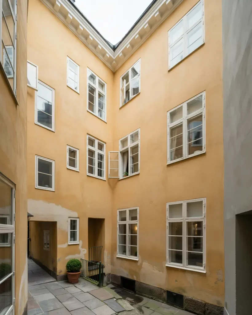 fasadrenovering av innerg rdsfasad med betonglagning i s dermalm stockholm