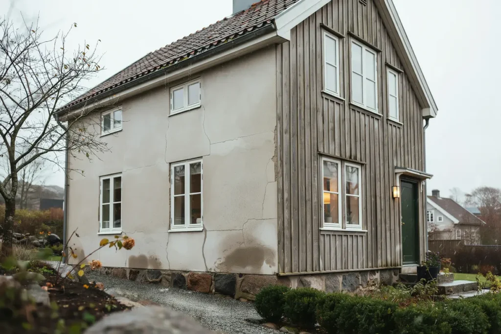 s skyddar du fasaden mot slagregn frost och stora temperaturv xlingar i svenskt klimat