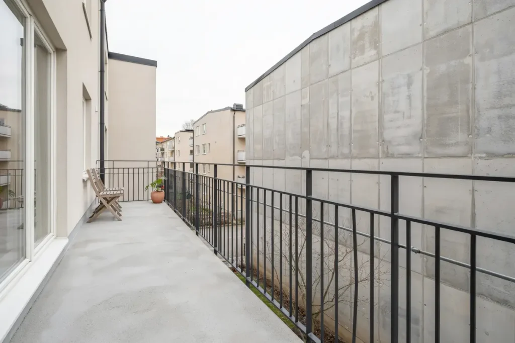 balkongrenovering och lagning av betongfasad i skarpn ck